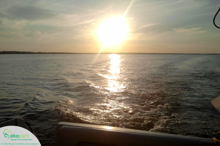 zachód nad jeziorem